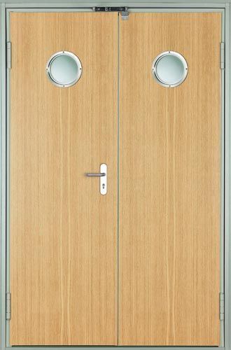 Una puerta de madera con dos ventanas redondas y un tirador.