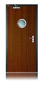 Una puerta de madera con una ventana redonda.