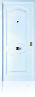 Una puerta blanca con tirador de latón sobre un fondo blanco.