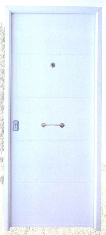 Una puerta blanca con una manija está colocada sobre una superficie blanca.