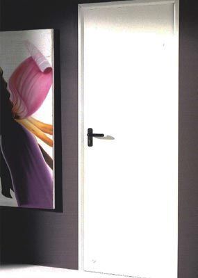 Una puerta blanca con una imagen de una flor en la pared detrás de ella.