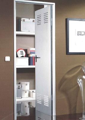 Un armario con estantes y una puerta que está abierta.