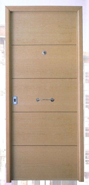 Una puerta de madera con cuatro líneas está frente a una ventana.