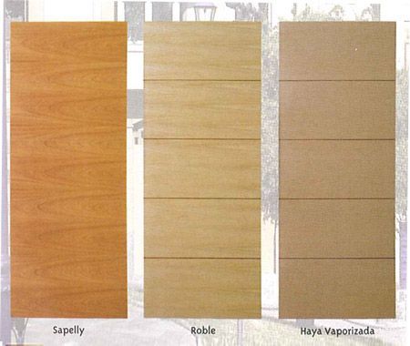 Se muestran tres tipos diferentes de puertas de madera, incluida una llamada sapelly.