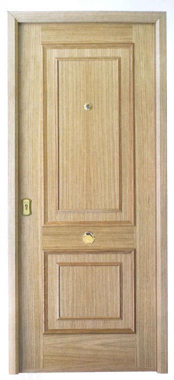 Una puerta de madera con un llamador de latón sobre un fondo blanco.