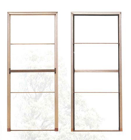 Dos puertas de madera con fondo blanco y arboles al fondo.