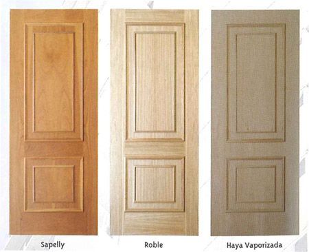 Se muestran tres tipos diferentes de puertas de madera sobre un fondo blanco.