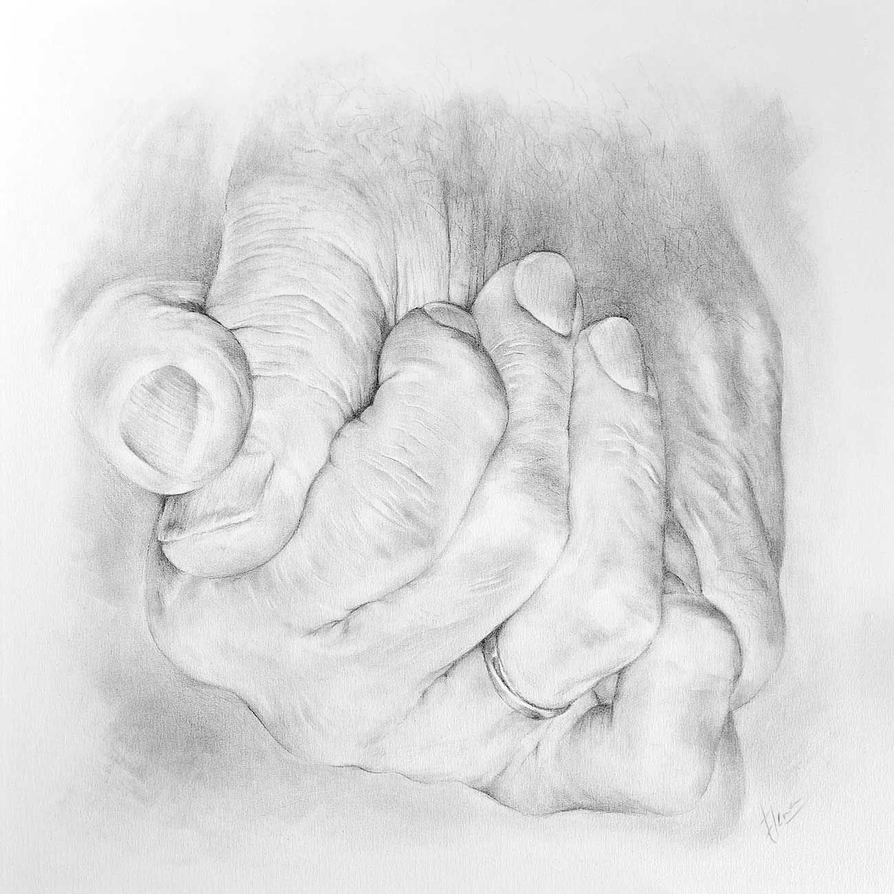 Primer plano de un dibujo a lápiz de una mano envejecida, con los dedos curvados hacia adentro.