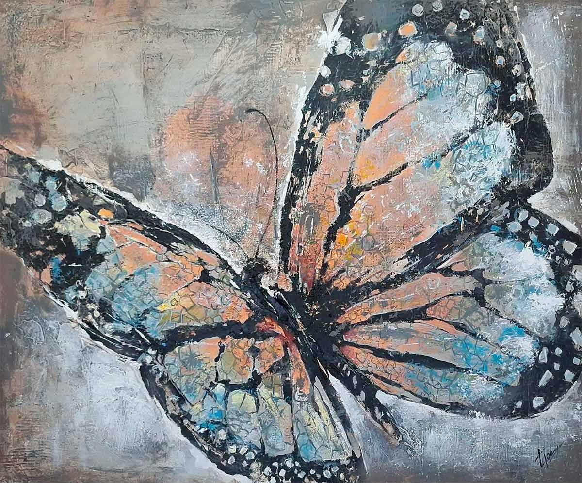 Pintura texturizada de una mariposa con alas azules, naranjas y negras, sobre un fondo marrón apagado.