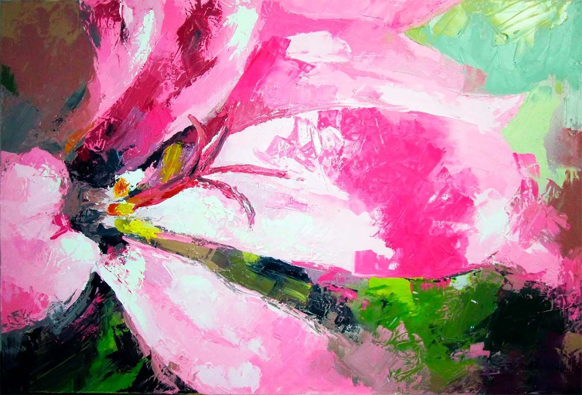 Flor rosa, primer plano, estilo impresionista; pinceladas de rosa, blanco, verde y toques de amarillo.