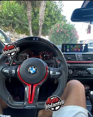 Interior del automóvil BMW: volante de fibra de carbono con detalles en rojo, 
