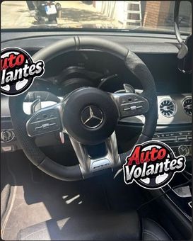 Volante Mercedes AMG negro con levas de cambio y logotipos 