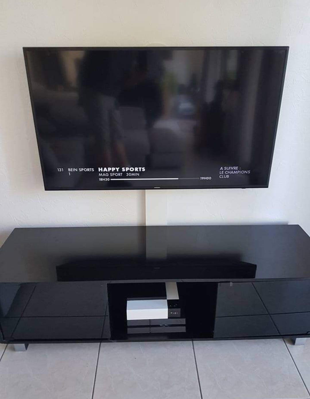 Un écran de télévision accroché au-dessus d'un meuble TV