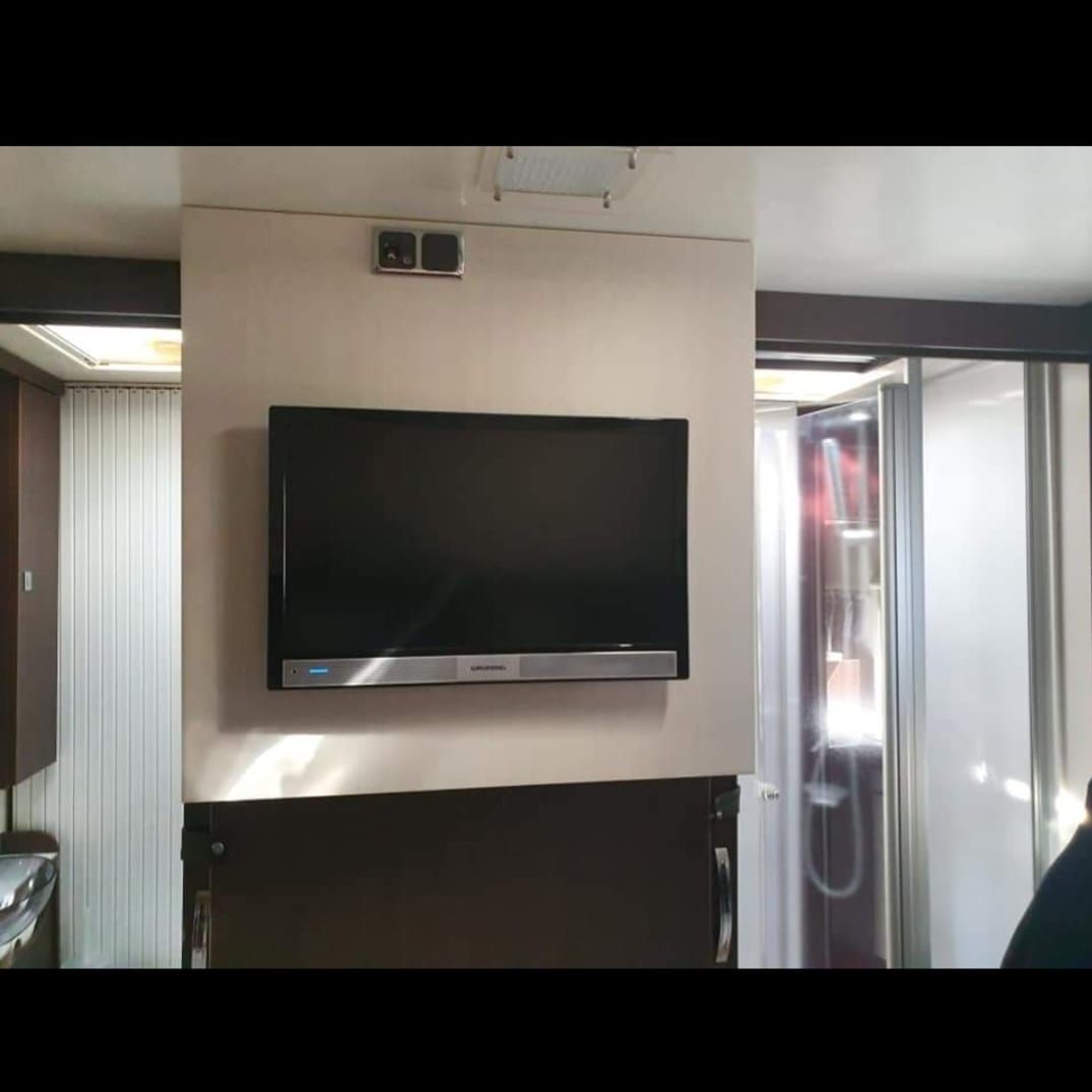 Un écran de télévision accroché au mur