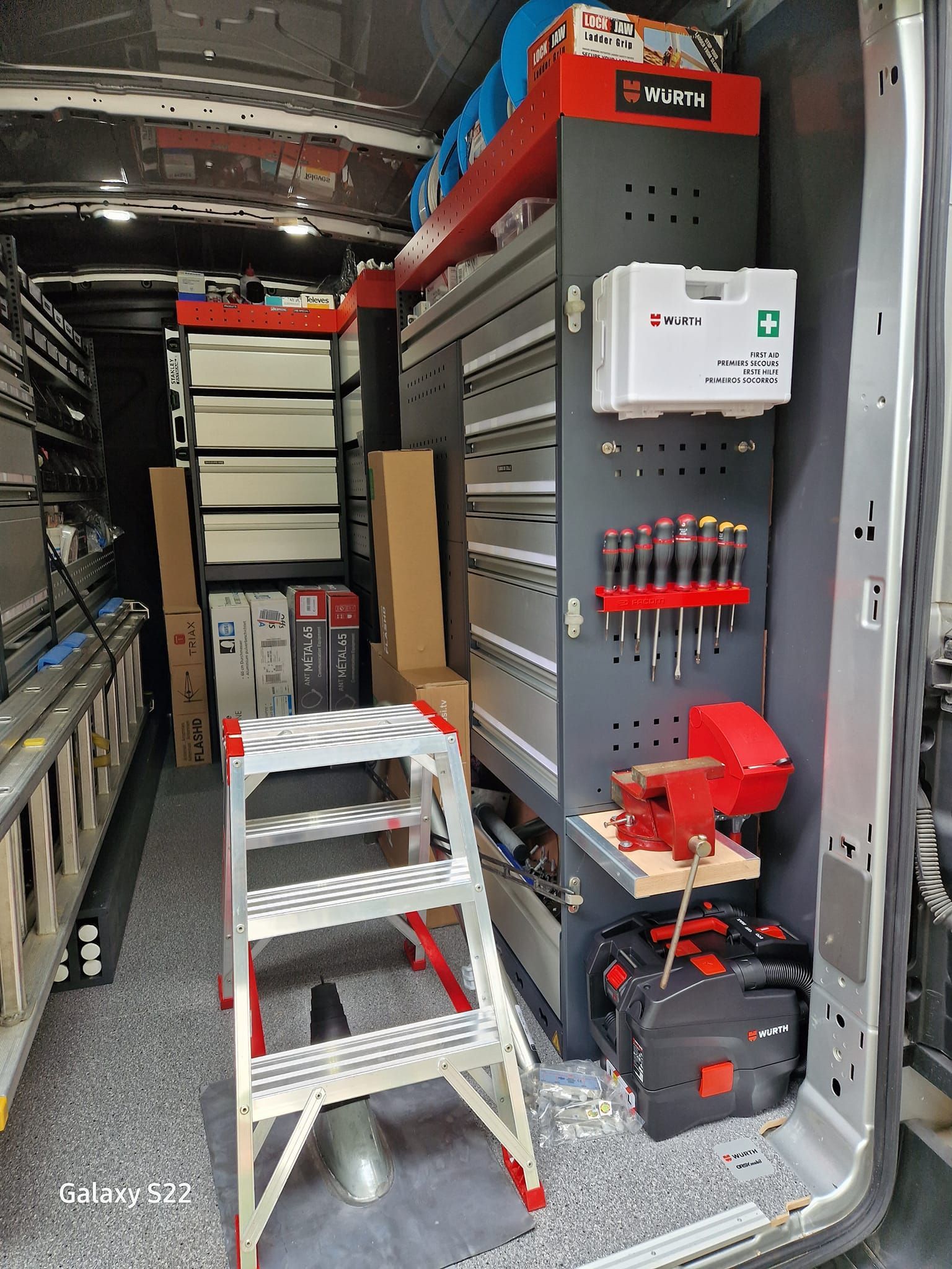Des outils dans un camion aménagé