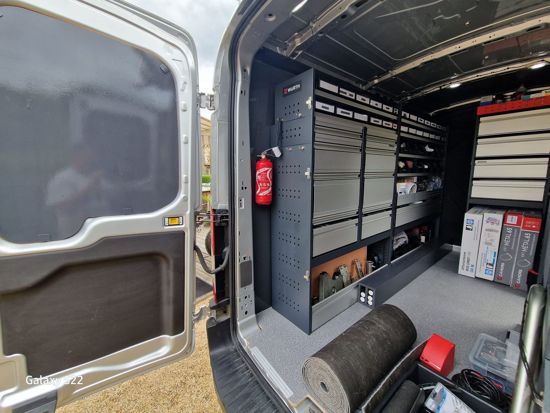 Un camion aménagé pour la réparation