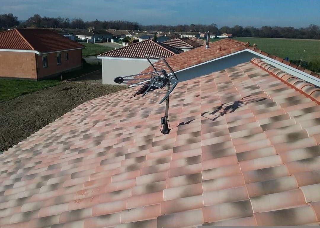 Une antenne qui pointe vers l'ouest