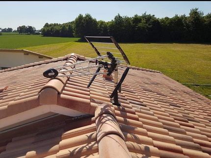Une antenne grise et noire