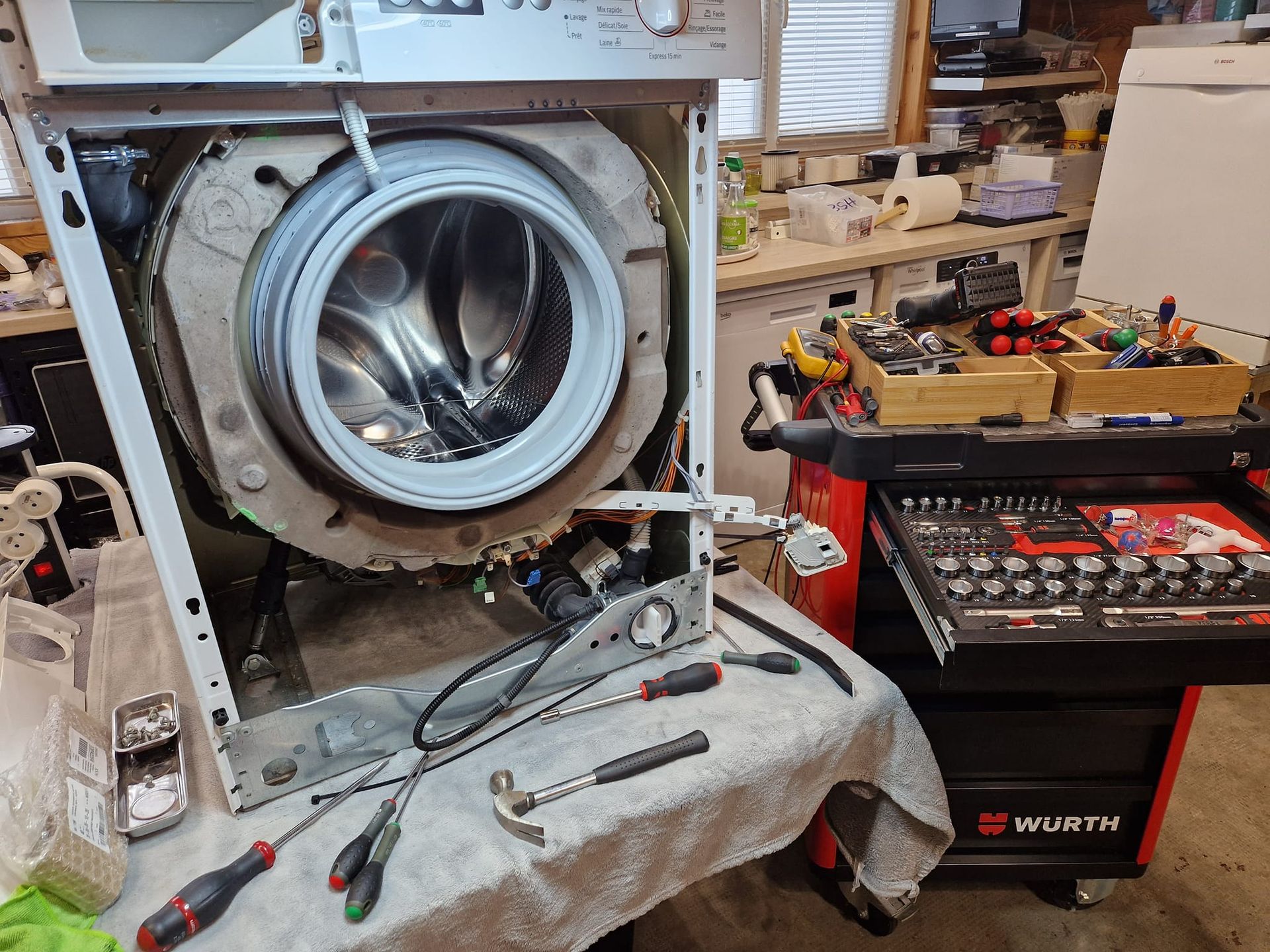 Une machine à laver en réparation