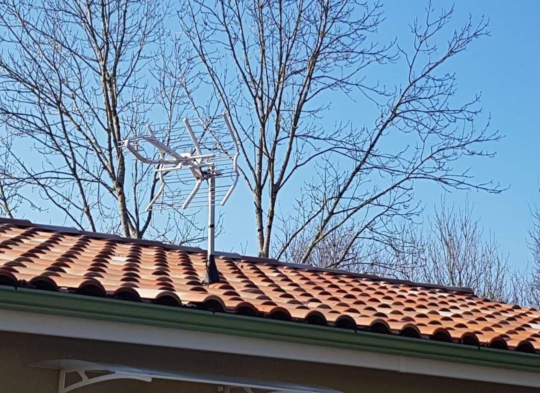 Une antenne blanche sur un toit