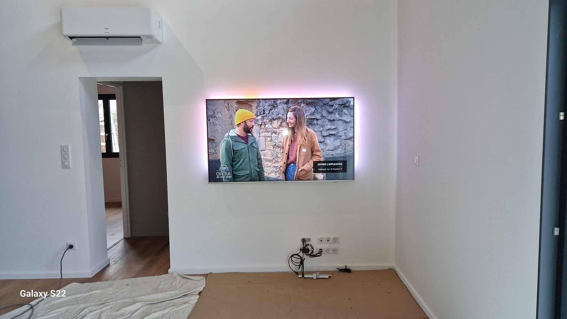 Une installation de télévision avec LED ambiante