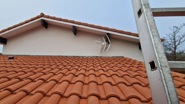 Une antenne sur un toit en 2 partie
