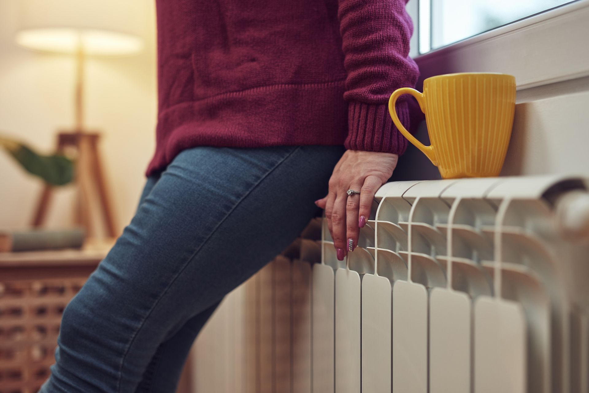 Femme assise sur un radiateur