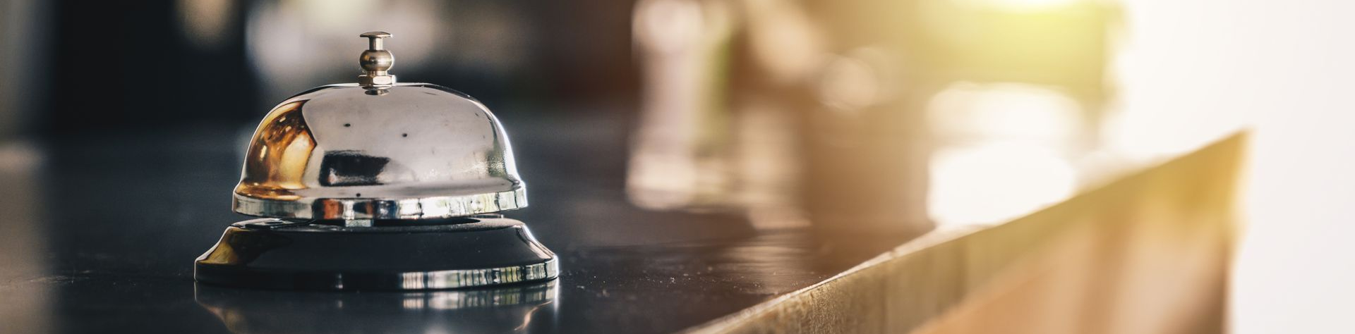 Cloche de service en argent sur un comptoir.