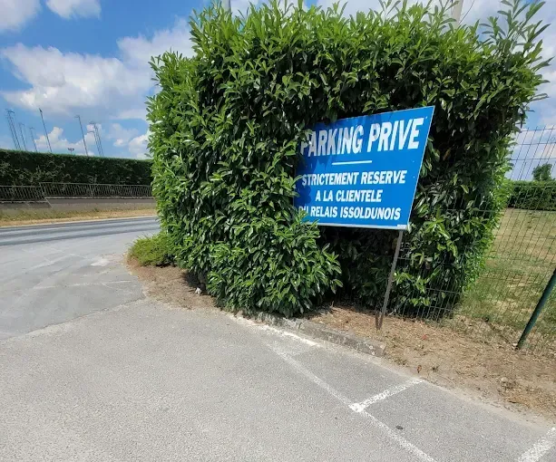 Panneau de route désignant un parking privé.
