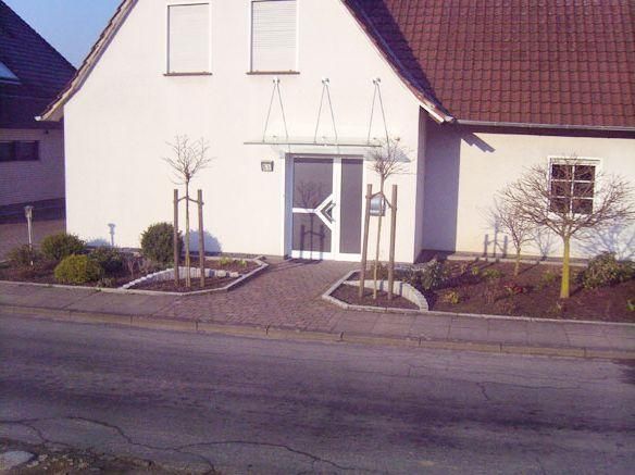 gepflasterter Weg vor einem Haus