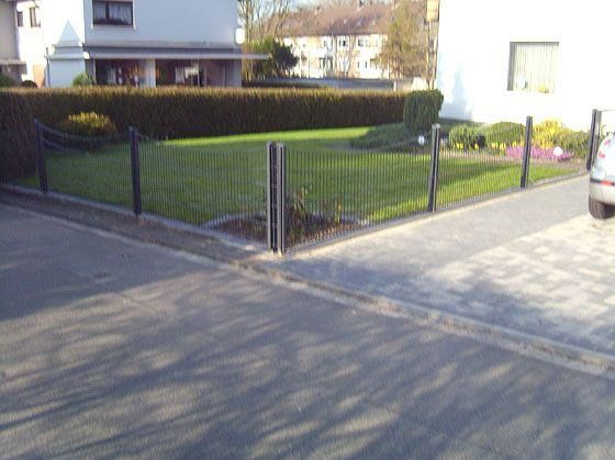 gepflegter Vorgarten eines Hauses