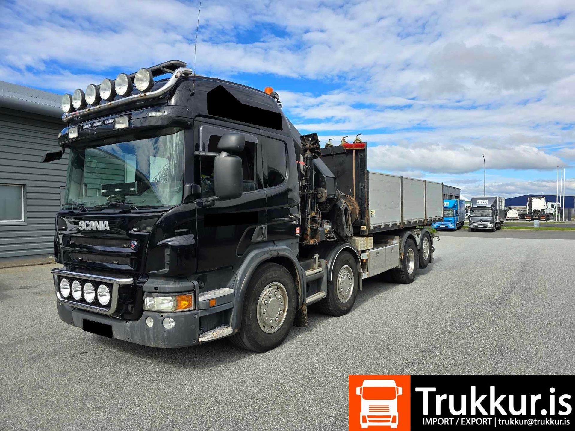 Til sölu Scania P400 með krana og krókheysi