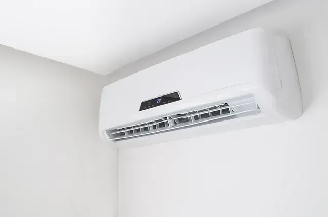 Un acondicionador de aire blanco cuelga del techo de una habitación.