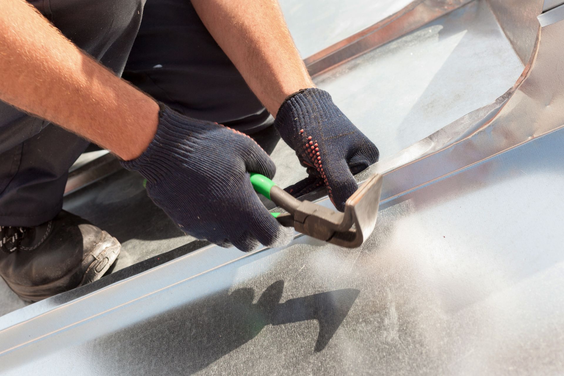 Remplacement de zinguerie sur un toit métallique