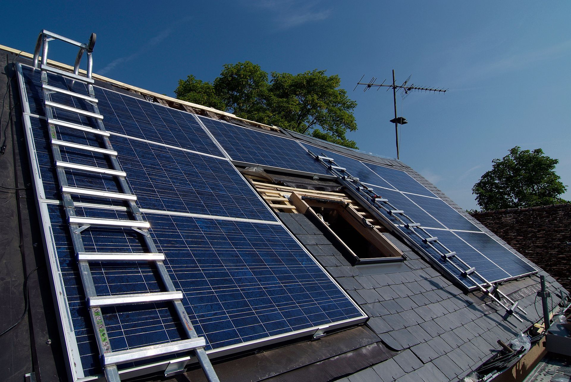 Pose de panneaux solaires sur un toit en ardoise