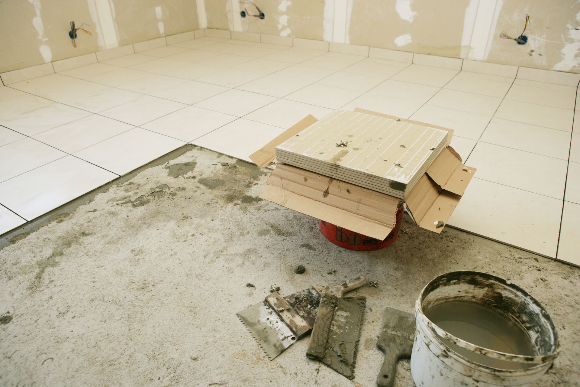 Pose de carrelage blanc en cours