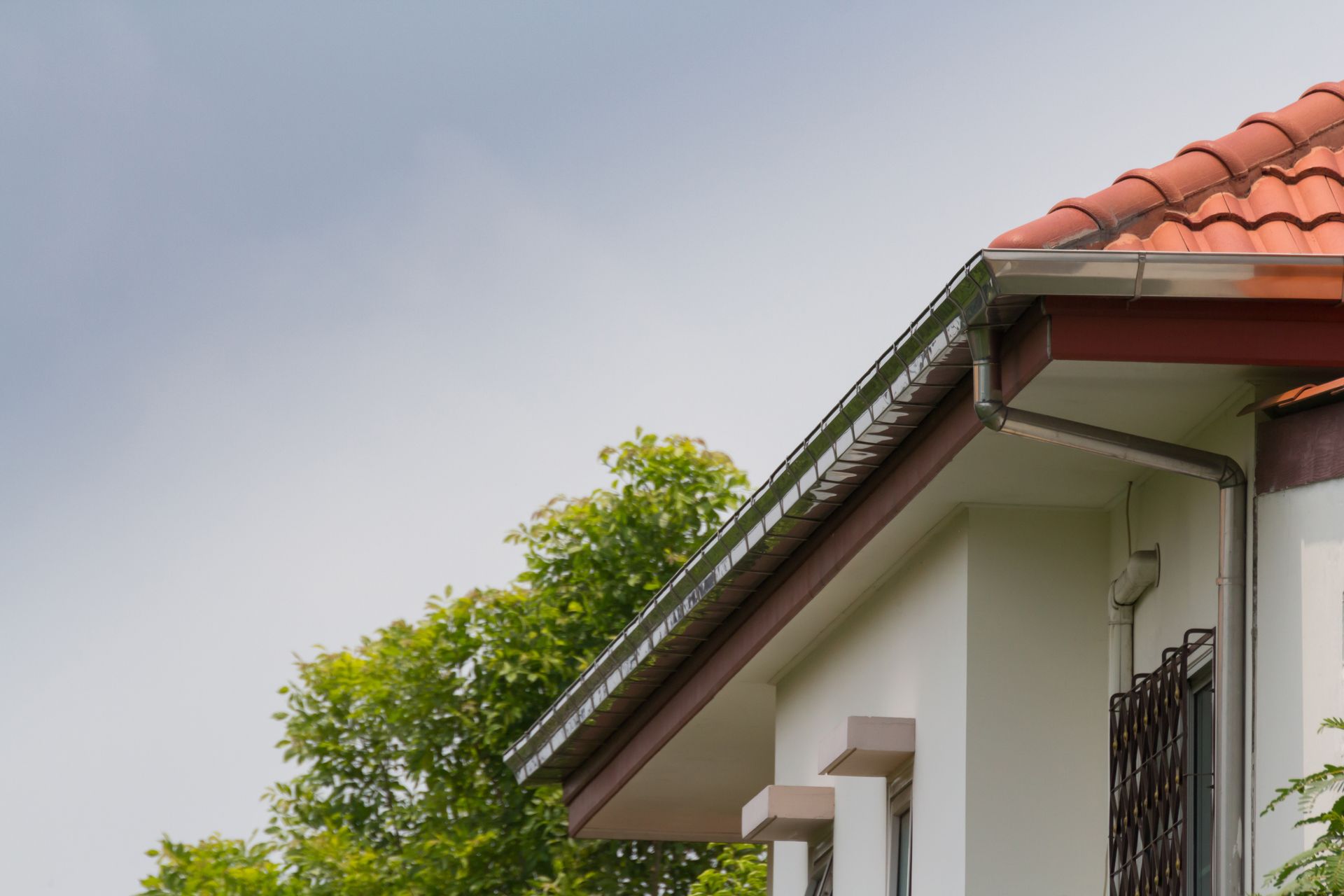 Gouttière résistante installée sur un toit en tuiles