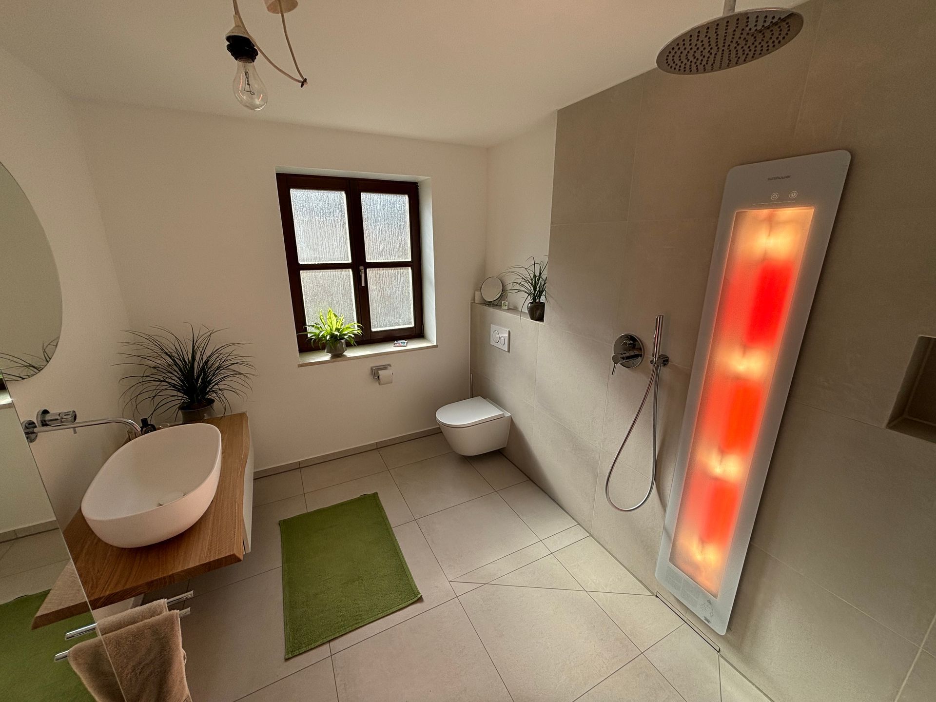 Modernes neues Bad mit WC und Waschbecken