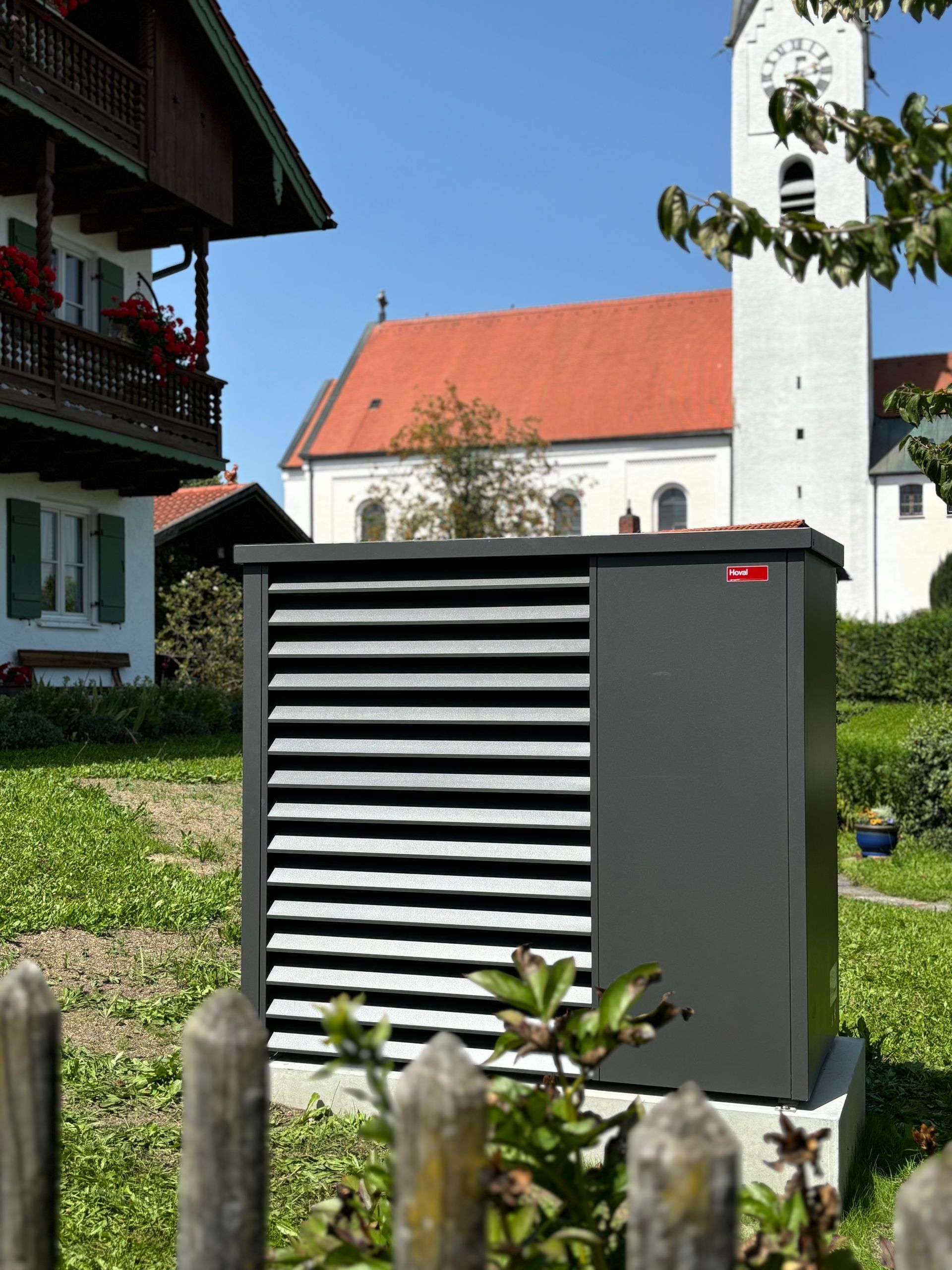 schwarze Wärmepumpe