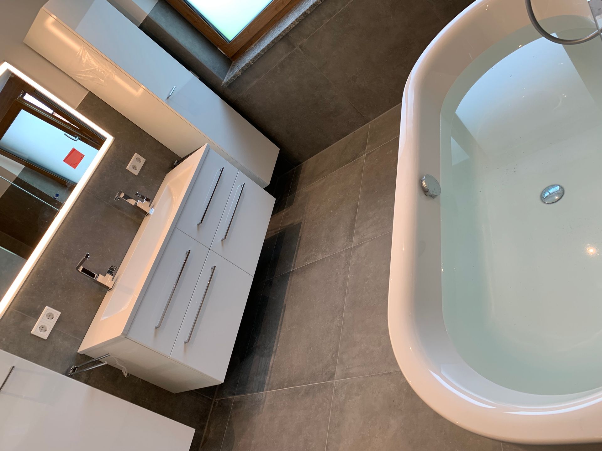 grau-weißes modernes Badezimmer