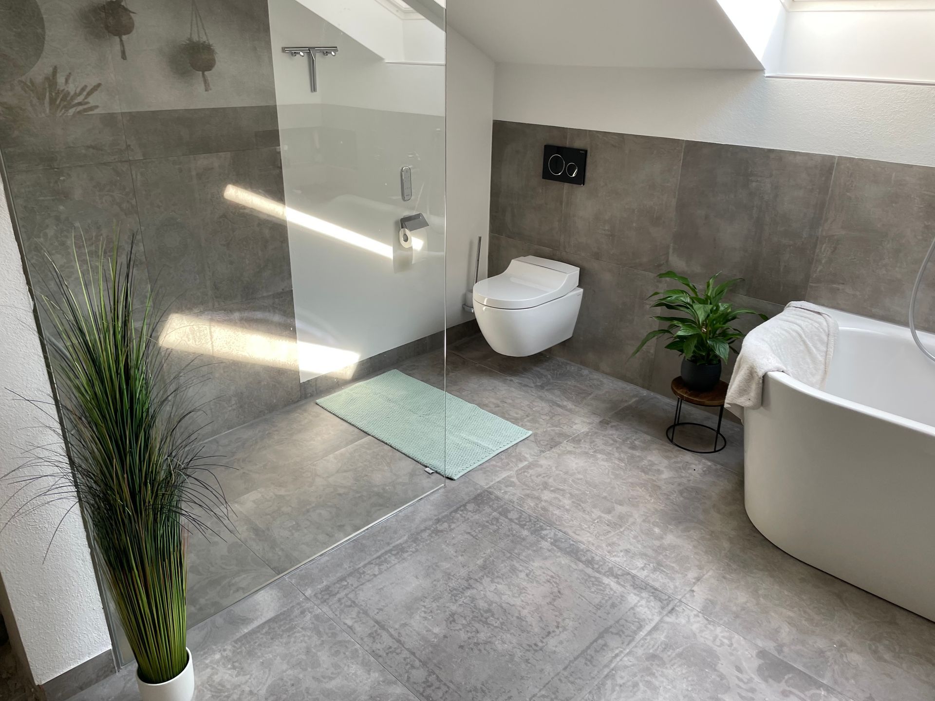 Grau gefliestes modernes Badezimmer mit bodentiefer Dusche