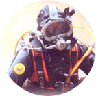 Plongeur sous-marin en tenue noire avec tuyaux et casque rouges, centré dansun cadre circulaire