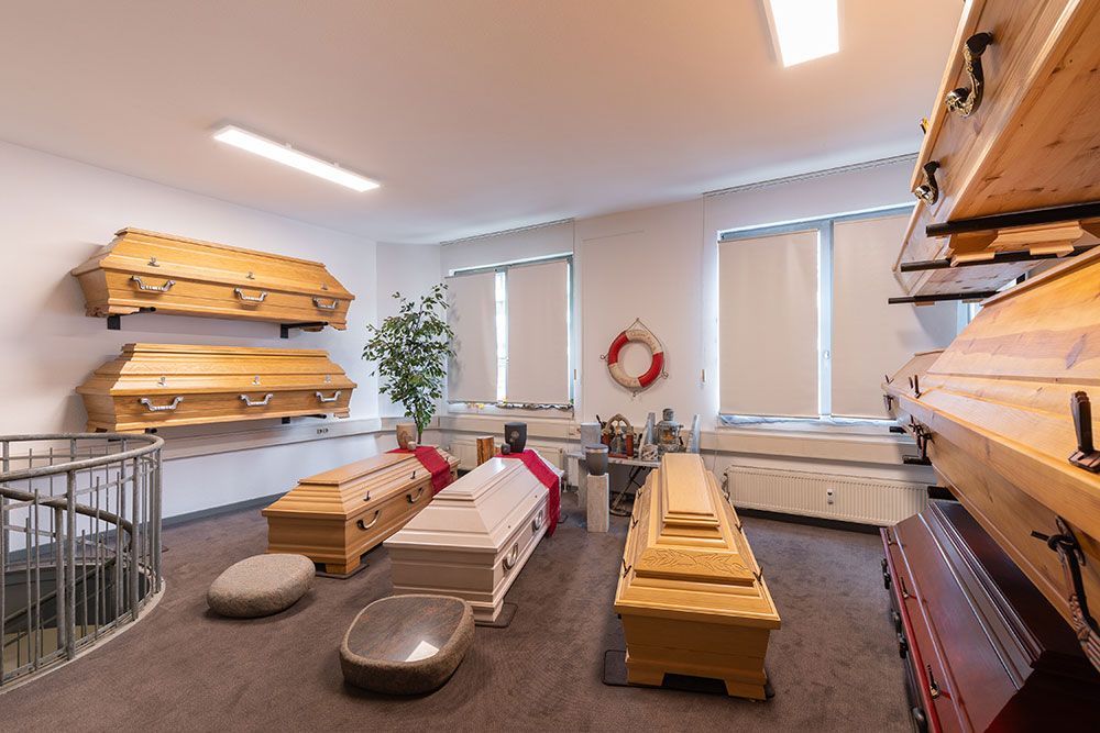Ein Raum mit vielen Särgen und einer Treppe.