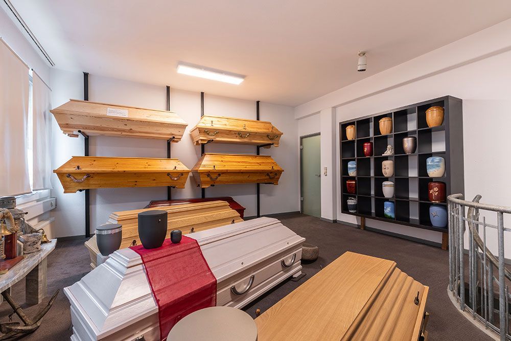 Ein Raum voller Särge und Vasen.