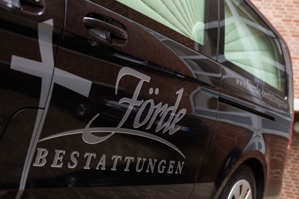 Ein schwarzer Lieferwagen mit der Aufschrift „Bestattungen“