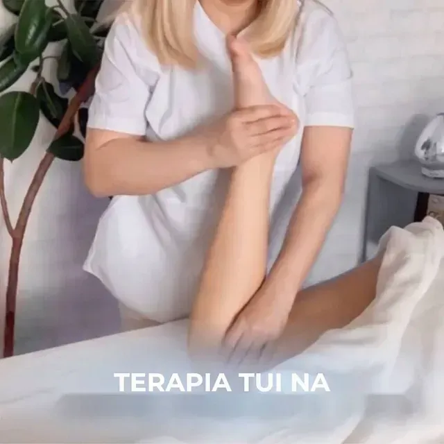 Una mujer realiza un masaje de piernas, con el lema 