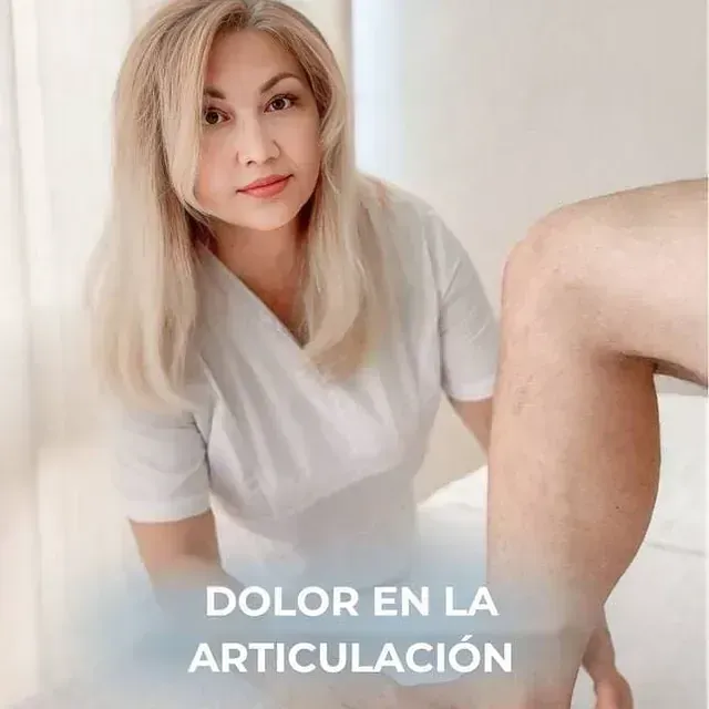 Mujer examinando una pierna, probablemente por dolor articular. El texto dice 