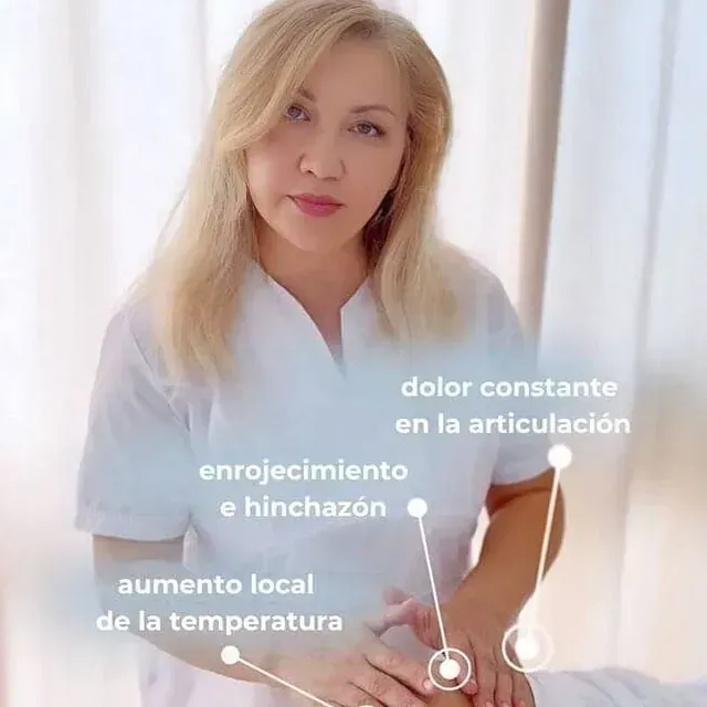 Una mujer vestida de blanco señala la rodilla de una persona, con síntomas resaltados: dolor articular constante, enrojecimiento, hinchazón y aumento de temperatura.