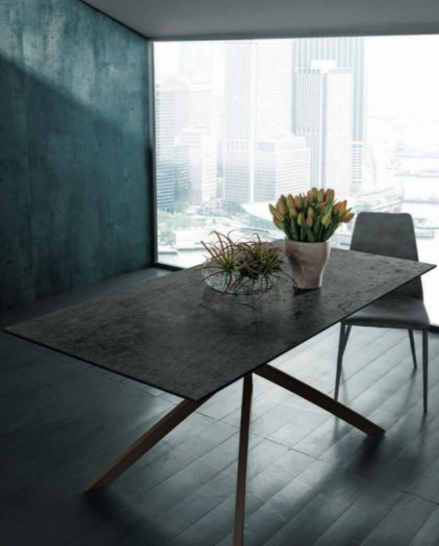 Une table en céramique et verre anthracite avec chaise grise