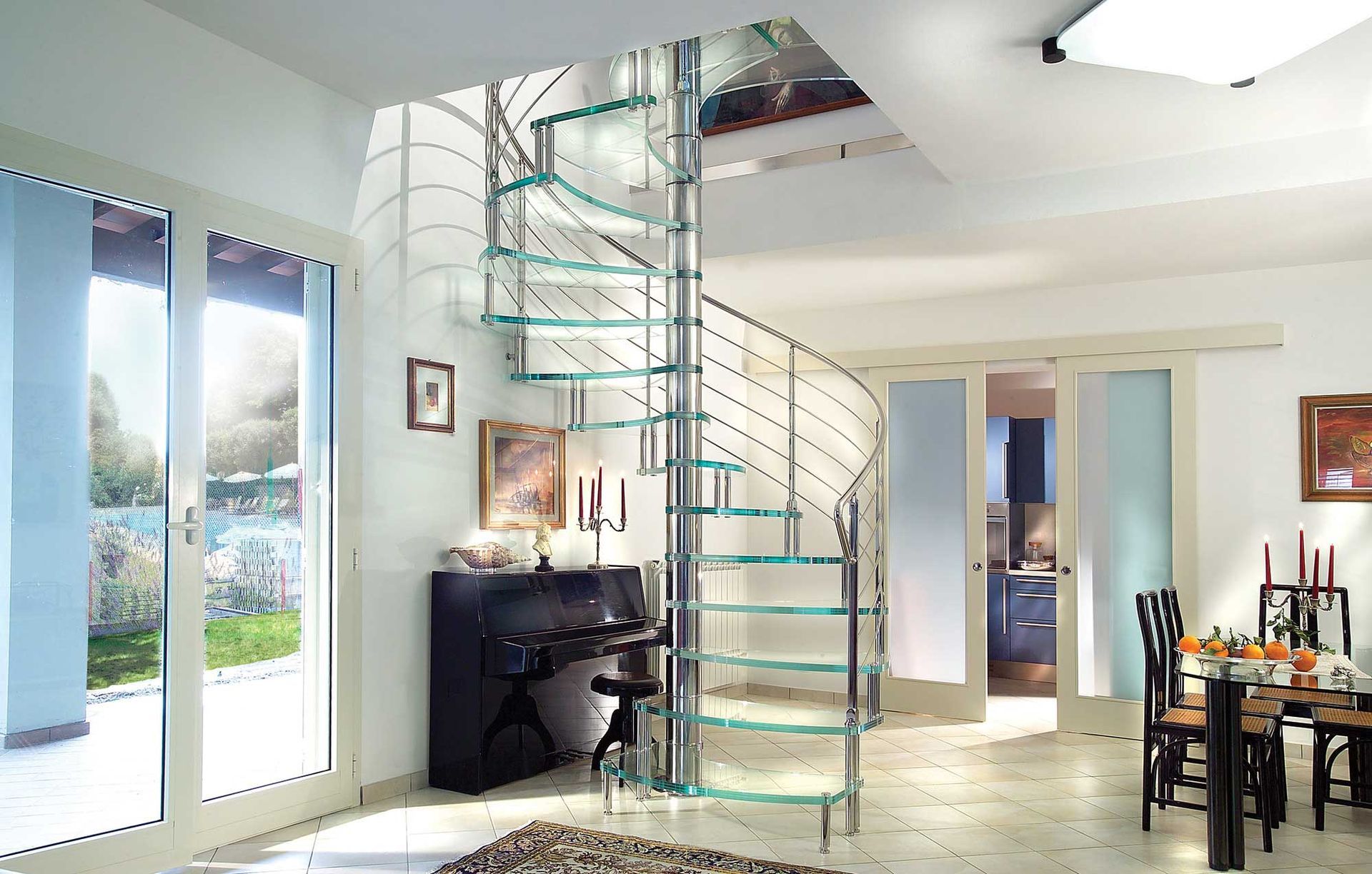 Escalier en colimaçon tout en verre dans un intérieur aux murs blanc